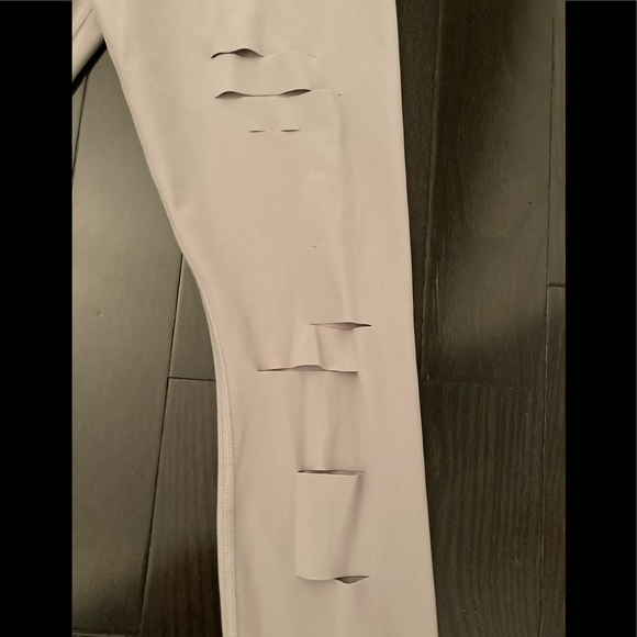 🆕 ALO YOGA laser cut/ripped leggings 🆕 - Picture 9 of 11